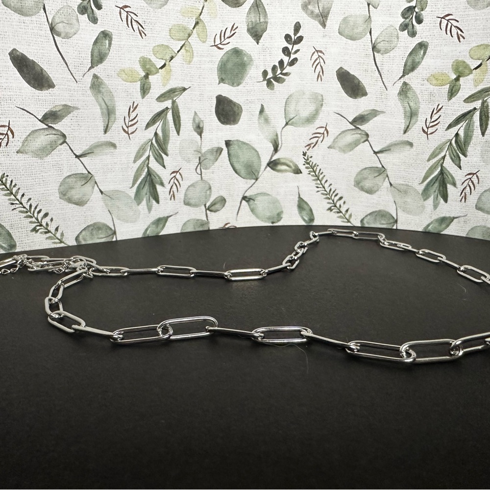 Elegant Silver Charm/Paperclip link style Necklace - NEW